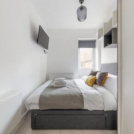 Functional Double With An Ensuite Toilet And Shower Near Tube And Bus Stations Londen Buitenkant foto