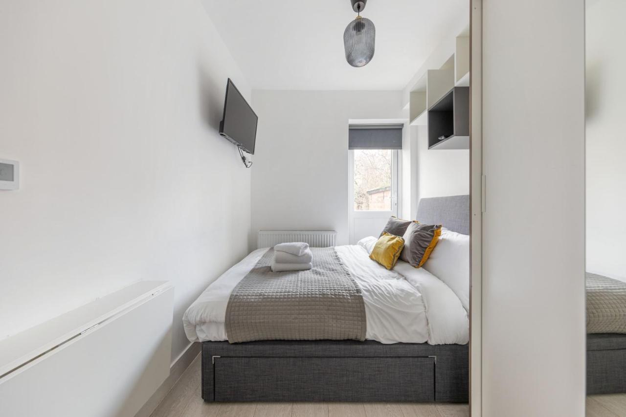 Functional Double With An Ensuite Toilet And Shower Near Tube And Bus Stations Londen Buitenkant foto