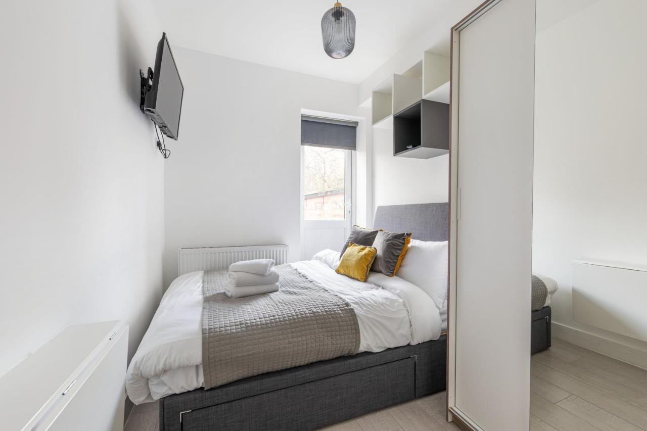 Functional Double With An Ensuite Toilet And Shower Near Tube And Bus Stations Londen Buitenkant foto