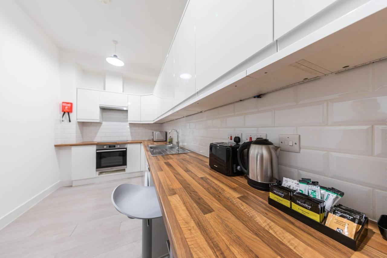 Functional Double With An Ensuite Toilet And Shower Near Tube And Bus Stations Londen Buitenkant foto